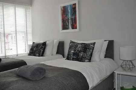 公寓 Spacious 2 Bed Flat With Private Parking *