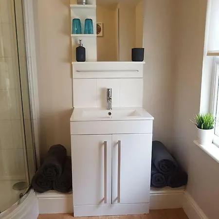 Spacious 2 Bed Flat With Private Parking 布里斯托