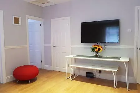 Spacious 2 Bed Flat With Private Parking 公寓