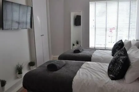 Spacious 2 Bed Flat With Private Parking 布里斯托