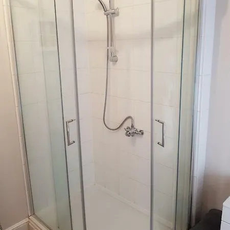 Spacious 2 Bed Flat With Private Parking