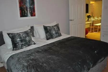 Spacious 2 Bed Flat With Private Parking Appartamento *